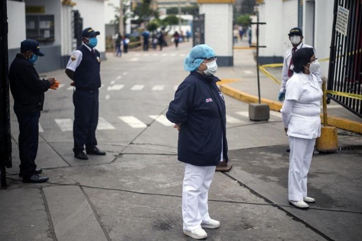 Perú supera los 100 mil casos de COVID-19 con hospitales cerca del colapso