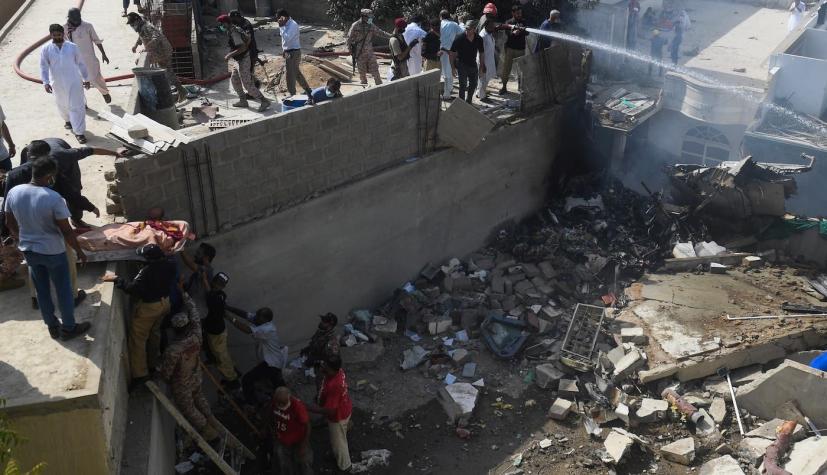 Avión de pasajeros se estrella en barrio residencial de Pakistán