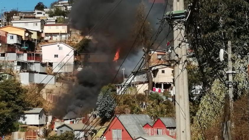 Valparaíso: Incendio en Cerro Barón genera densa columna de humo
