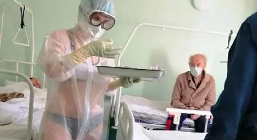 Sancionan a enfermera rusa por usar solo ropa interior bajo traje protector transparente