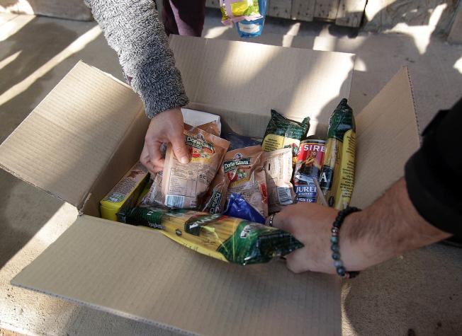 Cajas de alimentos: Qué comunas recibirán la canasta familiar este fin de semana