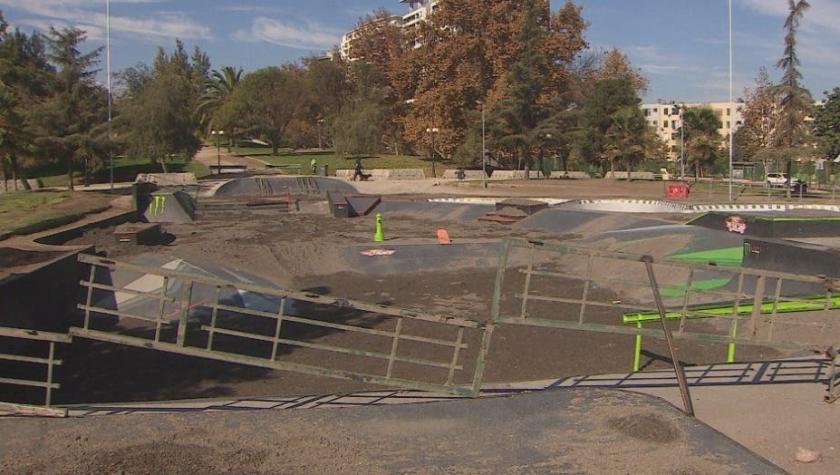 [VIDEO] Medida extrema por la cuarentena: municipio de Santiago llena de tierra un skatepark