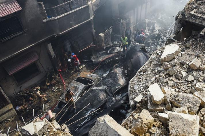 Sobreviviente cuenta el horror del accidente de avión en Pakistán: "Vi fuego por todas partes"