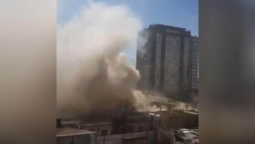Bomberos combaten incendio con gran columna de humo en centro de Santiago