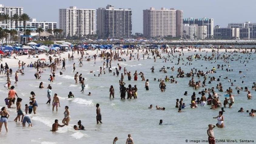 Multitudes desafían pandemia en playas de Estados Unidos