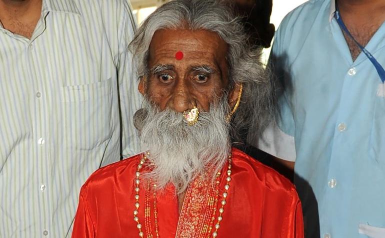 Muere un yogui indio que afirmaba llevar 80 años sin comer ni beber