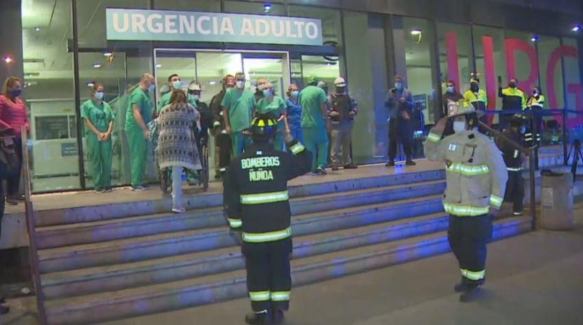 [VIDEO] Con aplausos y sirenas de Bomberos realizan homenaje a funcionarios de la salud chilena