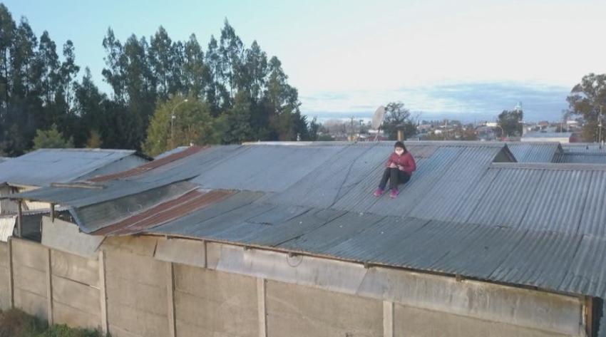 [VIDEO] Baja cobertura de internet obliga a joven tomar clases online en el techo de su casa