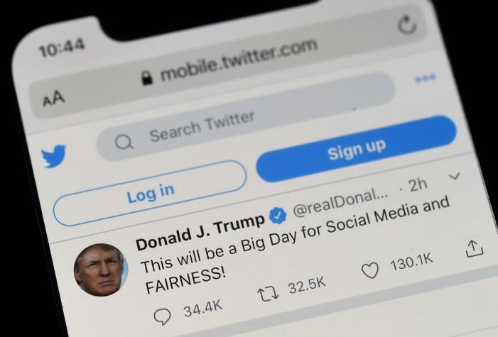 Twitter eleva la controversia: Compañía oculta comentario de Trump por "glorificar la violencia"