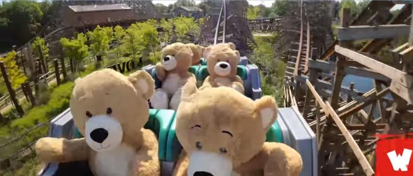 Parque de diversiones anuncia se reapertura con paseo de osos de peluche en montaña rusa