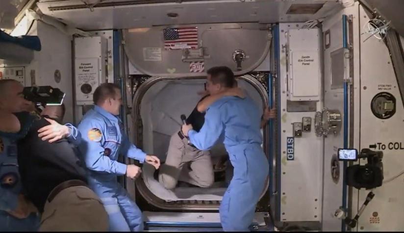 El histórico momento en que astronautas de cápsula SpaceX arriban a Estación Espacial Internacional