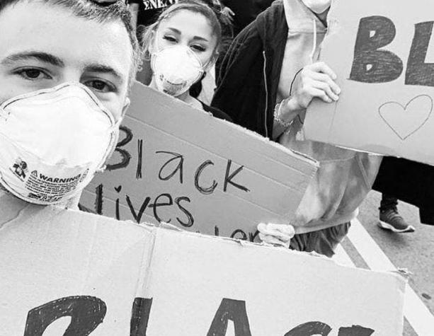 Como una más: Ariana Grande sale a protestar junto a su novio contra el racismo policial en EE.UU.