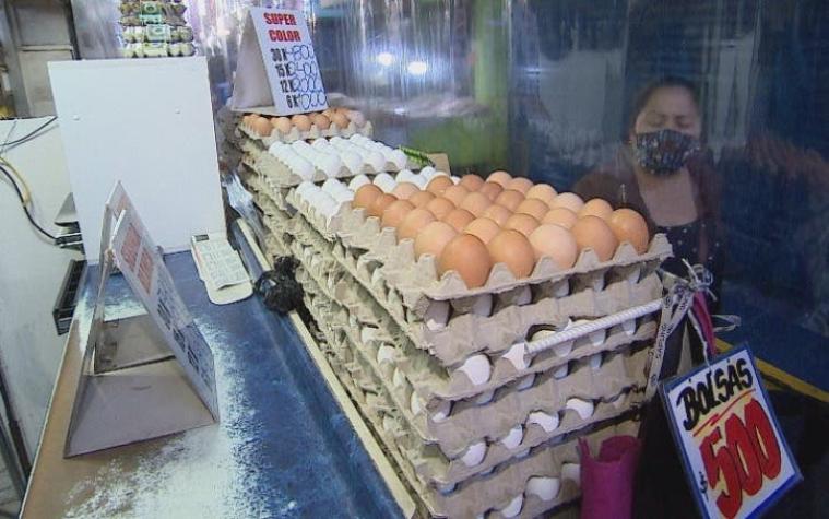 [VIDEO] ¿Más barato por docena?: Alza en el precio de los huevos impacta el bolsillo