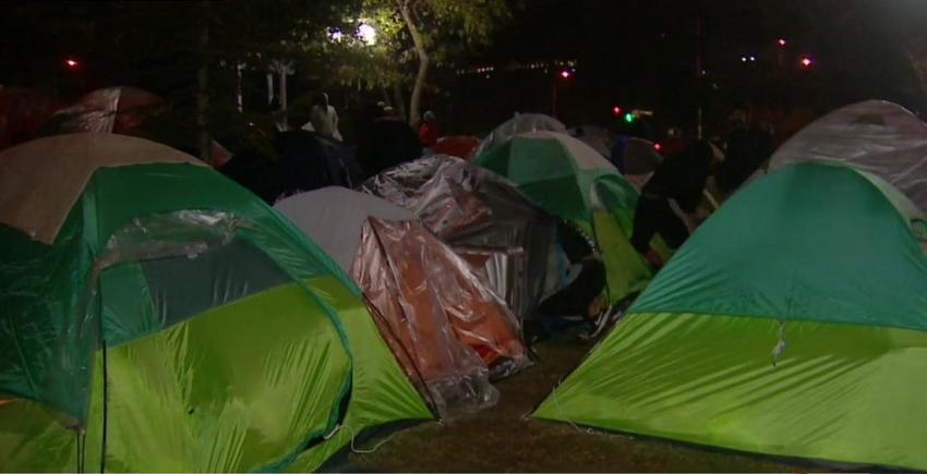Al menos  600 bolivianos acampan afuera de su consulado en Santiago a la espera de ser repatriados
