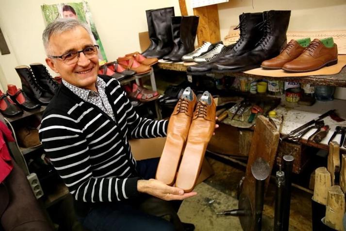 Zapatero rumano crea zapatos talla 75 para mantener el distanciamiento social