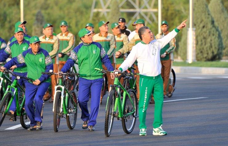 Masivo desfile de bicicletas encabezado por el presidente en Turkmenistán, país "libre" de COVID-19