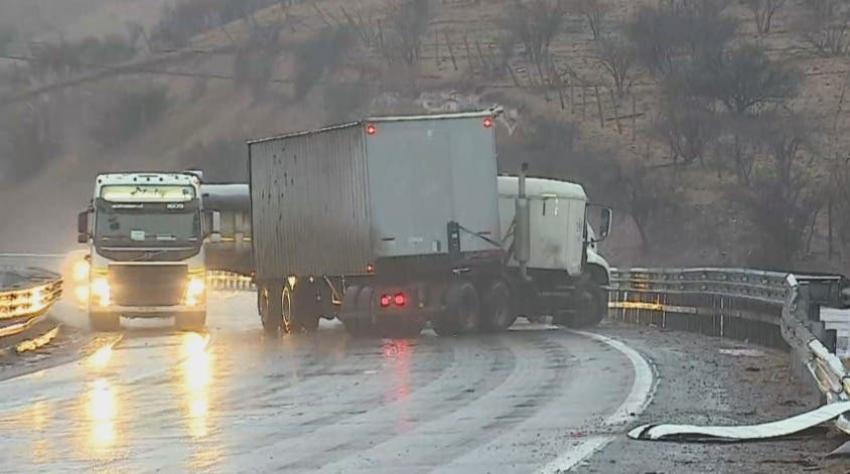 [VIDEO] Impactante accidente de dos camiones y un auto: conductor de vehículo menor salvó de milagro