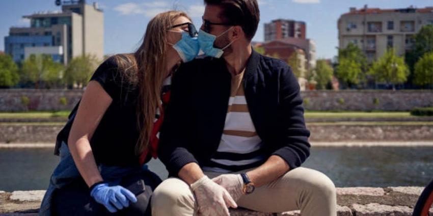 Médicos de Harvard recomiendan usar mascarillas al momento de tener relaciones sexuales