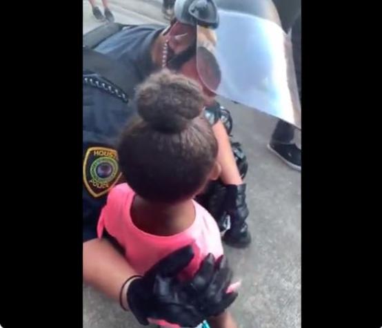 "¿Nos vas a disparar?": La pregunta de una niña de 5 años a un policía durante las protestas en EEUU