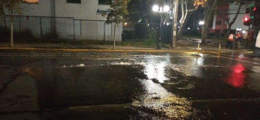 Rotura de matriz provoca corte de agua potable e interrupción del tránsito en Providencia