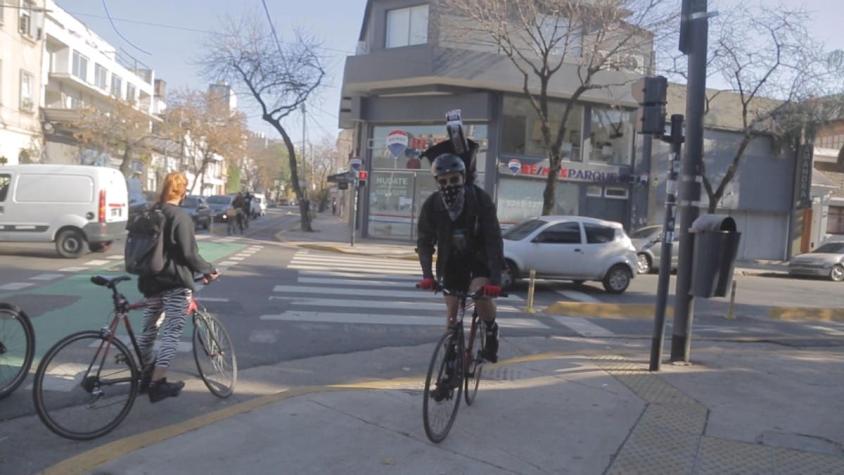 [VIDEO] Cuarentena en Argentina: El bici mensajero chileno que recorre Buenos Aires