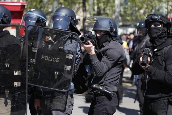 Francia prohíbe el "estrangulamiento" como técnica de detención policial