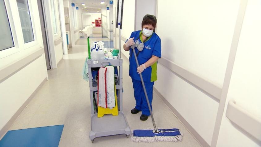[VIDEO] Reportajes T13: Los otros esenciales, limpian habitaciones en clínicas y hospitales