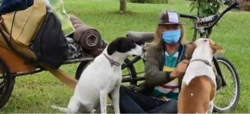 Turista varado en Perú se niega a abandonar a sus perros y busca volver a su país en bicicleta
