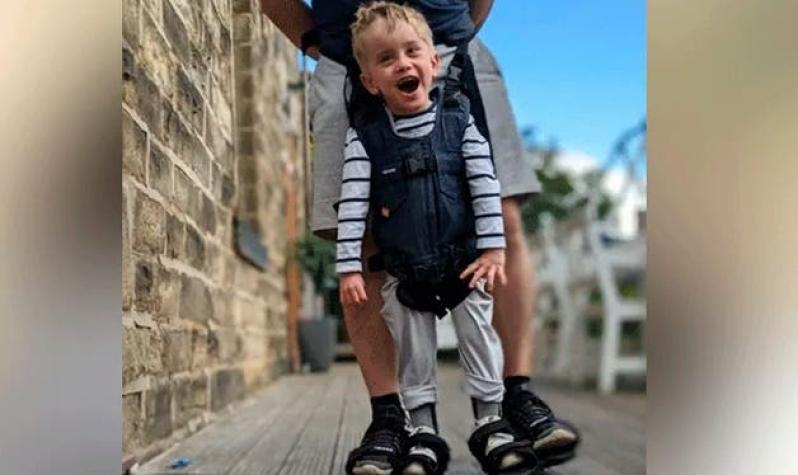 La emocionante reacción de un niño con parálisis cerebral tras caminar por primera vez