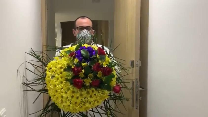 [VIDEO] Médico en Colombia amenazado por supuesta negligencia: Le enviaron coronas de flores