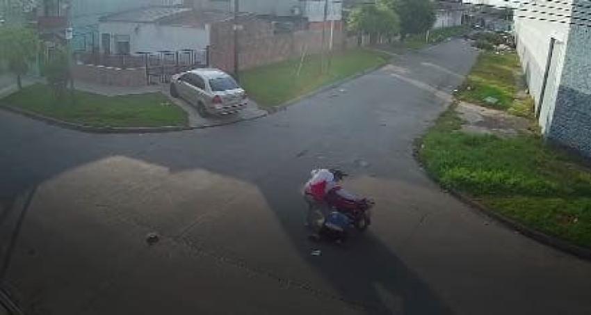 [VIDEO] Mujer es arrastrada por un motochorro luego de enganchar su pelo en la moto del delincuente