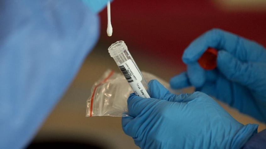 PCR por saliva: Mañalich informa que nuevo examen será sometido a pruebas