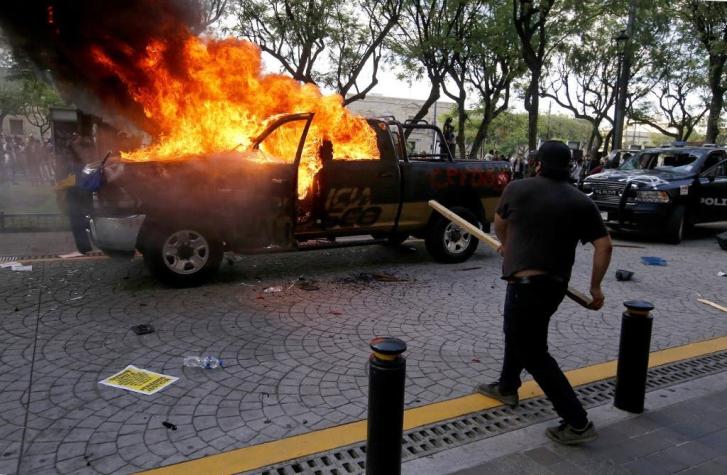 Prenden fuego a un policía en México durante protestas por la muerte de un joven