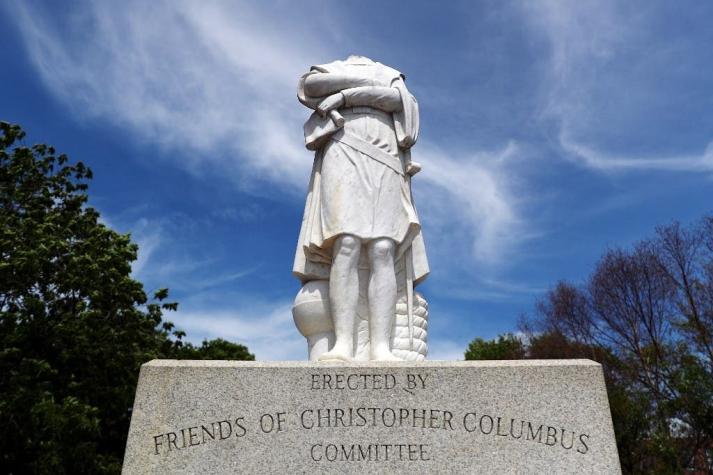 [FOTOS] Decapitan y vandalizan estatuas de Cristóbal Colón en medio de protestas contra el racismo