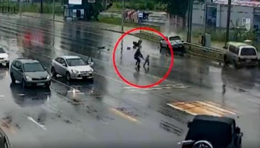 Rusia: Hombre rescata heroicamente a niño de 3 años que fue eyectado del auto en choque