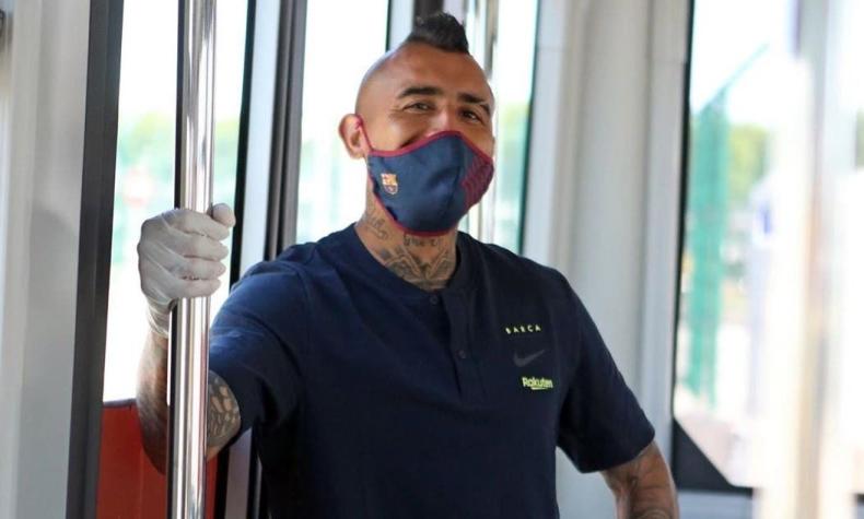 [FOTOS] Con mascarilla y guantes: Vidal revela íntimo viaje del Barcelona en el regreso de la Liga