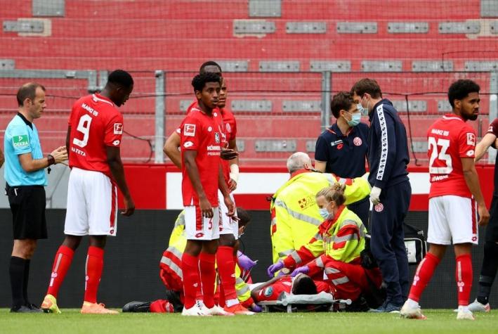 Jugador del Mainz de Alemania fue trasladado al hospital tras sufrir impactante golpe en la cabeza