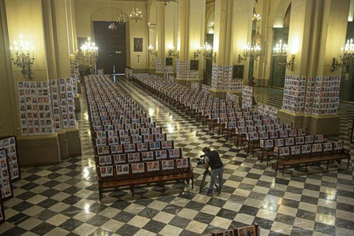 [FOTOS] Catedral de Lima hace misa sin personas y con más de 6 mil fotos de muertos por COVID-19
