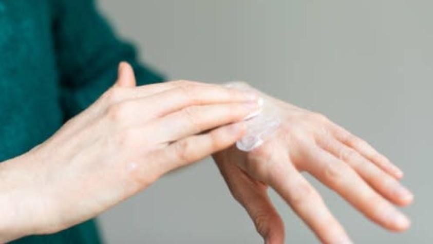 ¿Demasiado jabón y alcohol gel? 4 tips para evitar que tus manos se resequen