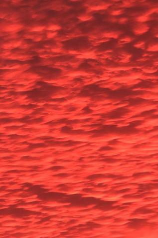 Nubes rojas se vuelven a tomar el atardecer en la zona central: ¿A qué se debe este fenómeno?