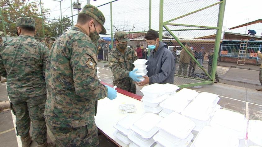[VIDEO] Militares cocinan almuerzos para vecinos de La Pintana