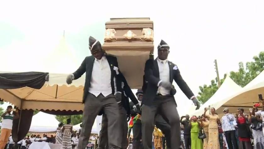 Internet lo hizo otra vez: Venden figuras de los ghaneses que bailan con el ataúd en los hombros