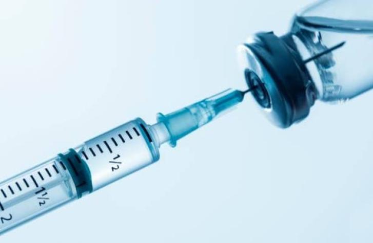 Vacuna contra el COVID-19 de Oxford estaría lista para su aplicación en octubre "si todo va bien"