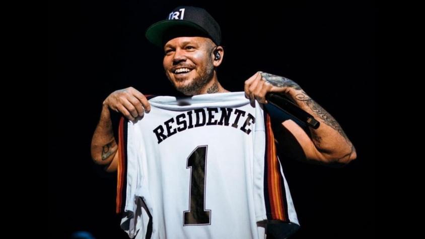 Residente sorprende lavando la loza