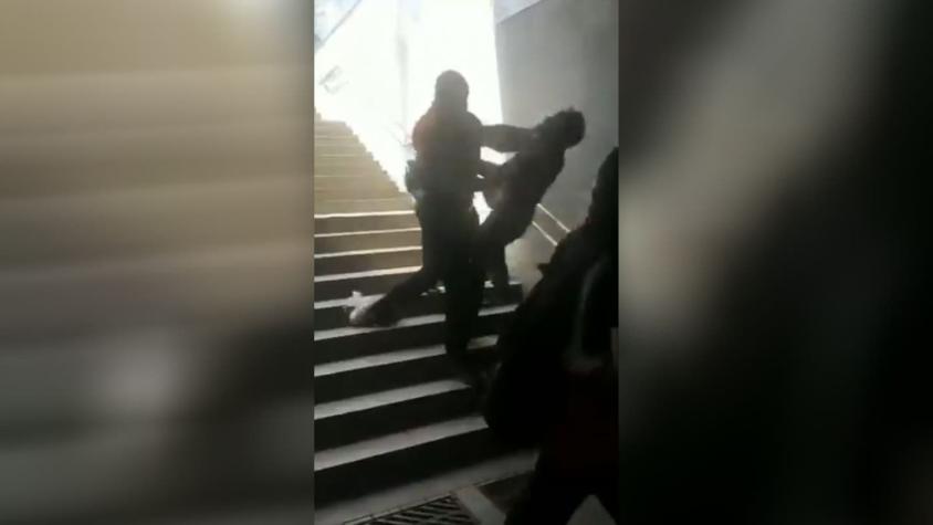 [VIDEO] Acusan a guardias de Metro de Barcelona de arrojar a una persona por escaleras de estación