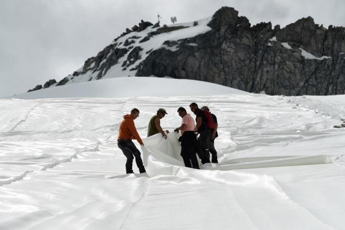 [FOTOS] Cubren glaciar de Los Alpes con una lona para protegerlo del cambio climático