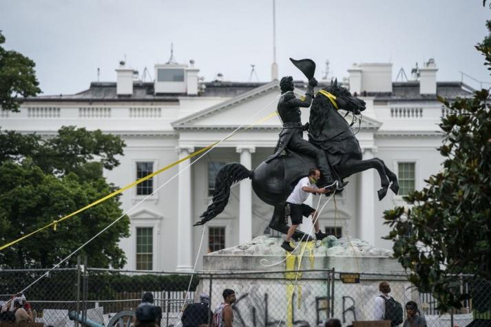 [FOTOS] Manifestantes intentan derribar estatua cercana a la Casa Blanca