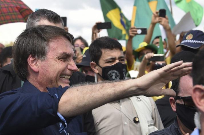 Juez brasileño ordena que Bolsonaro use mascarilla en lugares públicos