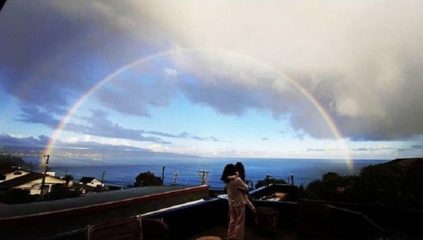 "Un regalo del cielo": las imágenes del arcoíris que se registró esta mañana en Valparaíso