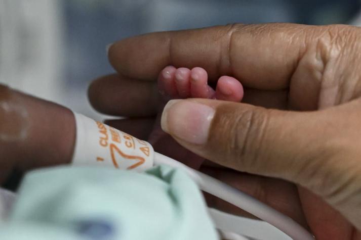 Mujer contagiada con COVID-19 da a luz a bebé prematuro en medio de un coma inducido